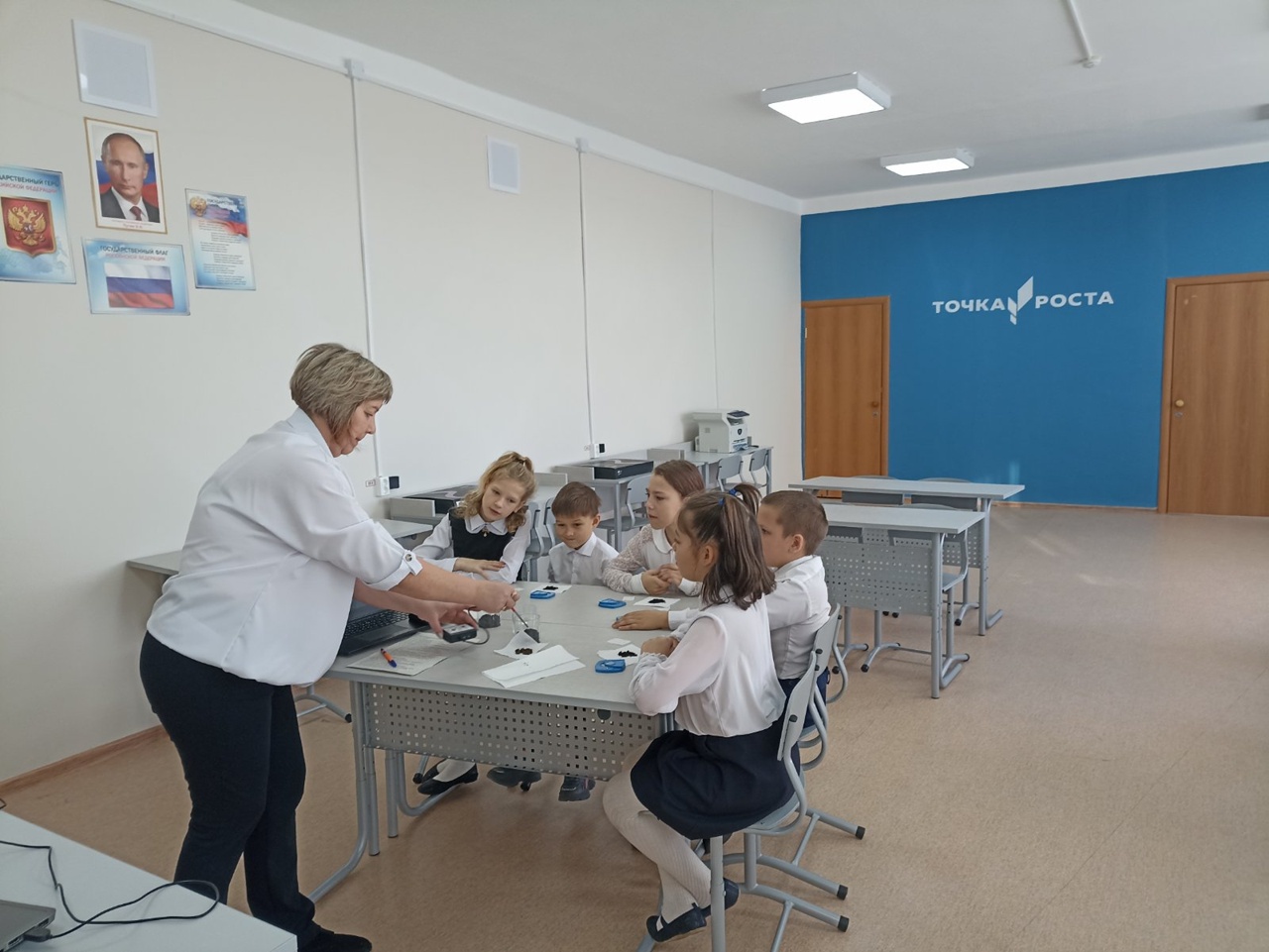 26 декабря на базе центра «Точка роста» школы поселка Кутузовский, открытого в 2022 году в рамках реализации национального проекта «Образование», прошел классный час в 3 классе на тему: «Плодородие почвы».