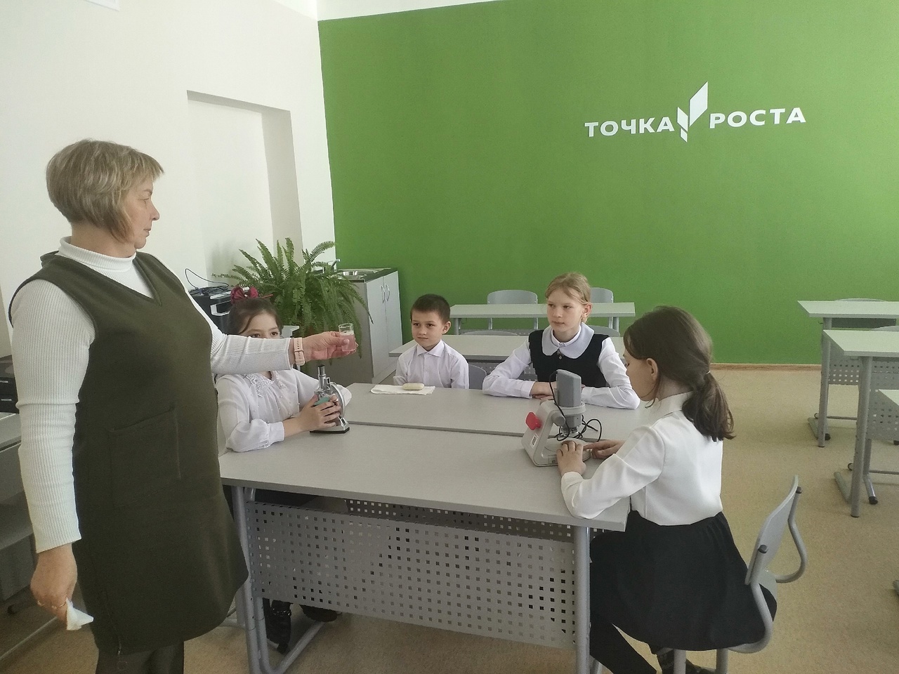 13 марта на базе центра «Точка роста» школы поселка Кутузовский, открытого в 2022 году в рамках реализации национального проекта «Образование», прошел классный час в 3 классе на тему: «Мыльная история».