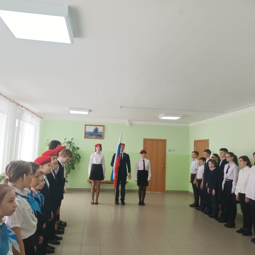 Торжественная церемония выноса и поднятия Государственного флага Российской Федерации