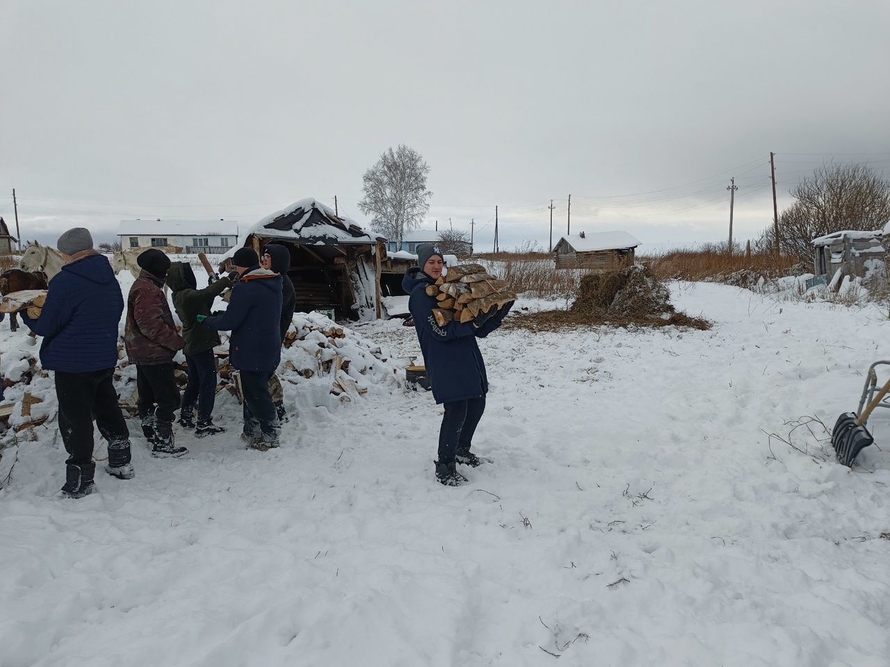 Трудовой десант
В настоящее время, когда наши военнослужащие находятся в зоне СВО и выполняют задачи по защите Родины, мы, граждане большой и великой страны, должны быть вместе, должны поддерживать и помогать друг другу. Особой заботы и внимания требуют семьи людей, ушедших защищать интересы государства. Кто-то из них на время остался без кормильца в доме, кто-то -  без сильного мужского плеча. И сейчас, как никогда, родители, жёны и дети военнослужащих нуждаются в защите, помощи и поддержке. Важно, чтобы близкие и родные бойцов не чувствовали себя одинокими, не оставались со своими проблемами один на один и знали, что безвыходных ситуаций нет. 
Юнармейцы отряда «Орленок»  тоже совершают добрые дела.
13 декабря юные волонтеры  после занятий в школе помогли в укладке дров отцу участника СВО. Ребята почистили снег около дома, сделали тропинку к дому. Хозяин дома от души поблагодарил школьников. Юным волонтёрам  было приятно, что они помогли, внесли частичку радости в семью!
