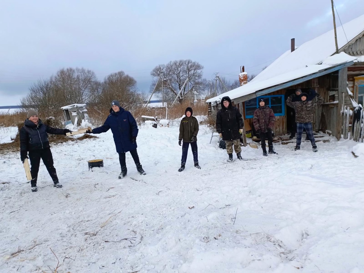 Трудовой десант
В настоящее время, когда наши военнослужащие находятся в зоне СВО и выполняют задачи по защите Родины, мы, граждане большой и великой страны, должны быть вместе, должны поддерживать и помогать друг другу. Особой заботы и внимания требуют семьи людей, ушедших защищать интересы государства. Кто-то из них на время остался без кормильца в доме, кто-то -  без сильного мужского плеча. И сейчас, как никогда, родители, жёны и дети военнослужащих нуждаются в защите, помощи и поддержке. Важно, чтобы близкие и родные бойцов не чувствовали себя одинокими, не оставались со своими проблемами один на один и знали, что безвыходных ситуаций нет. 
Юнармейцы отряда «Орленок»  тоже совершают добрые дела.
13 декабря юные волонтеры  после занятий в школе помогли в укладке дров отцу участника СВО. Ребята почистили снег около дома, сделали тропинку к дому. Хозяин дома от души поблагодарил школьников. Юным волонтёрам  было приятно, что они помогли, внесли частичку радости в семью!
