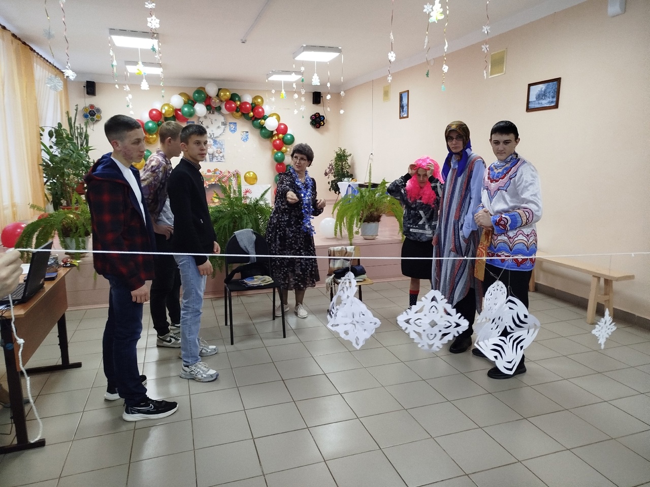 Новогодний праздник для старшеклассников