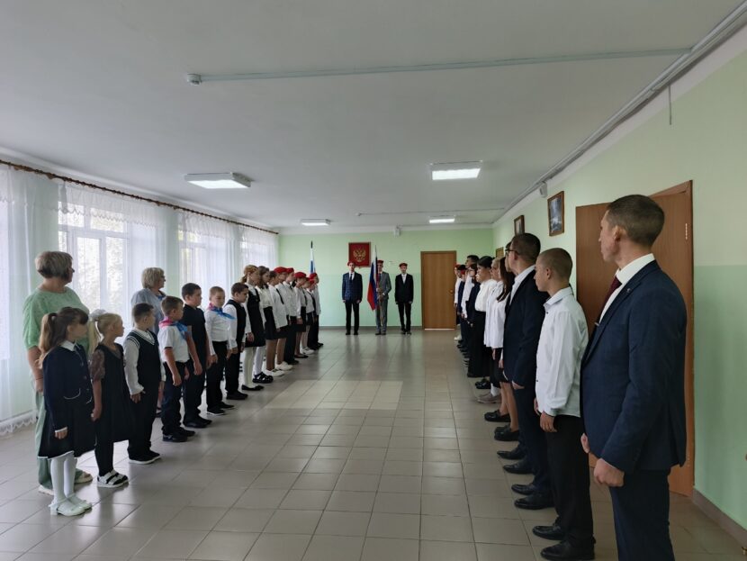 Торжественная церемония выноса и поднятия Государственного флага Российской Федерации
