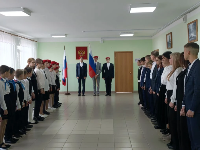 Торжественная церемония выноса и поднятия Государственного флага Российской Федерации