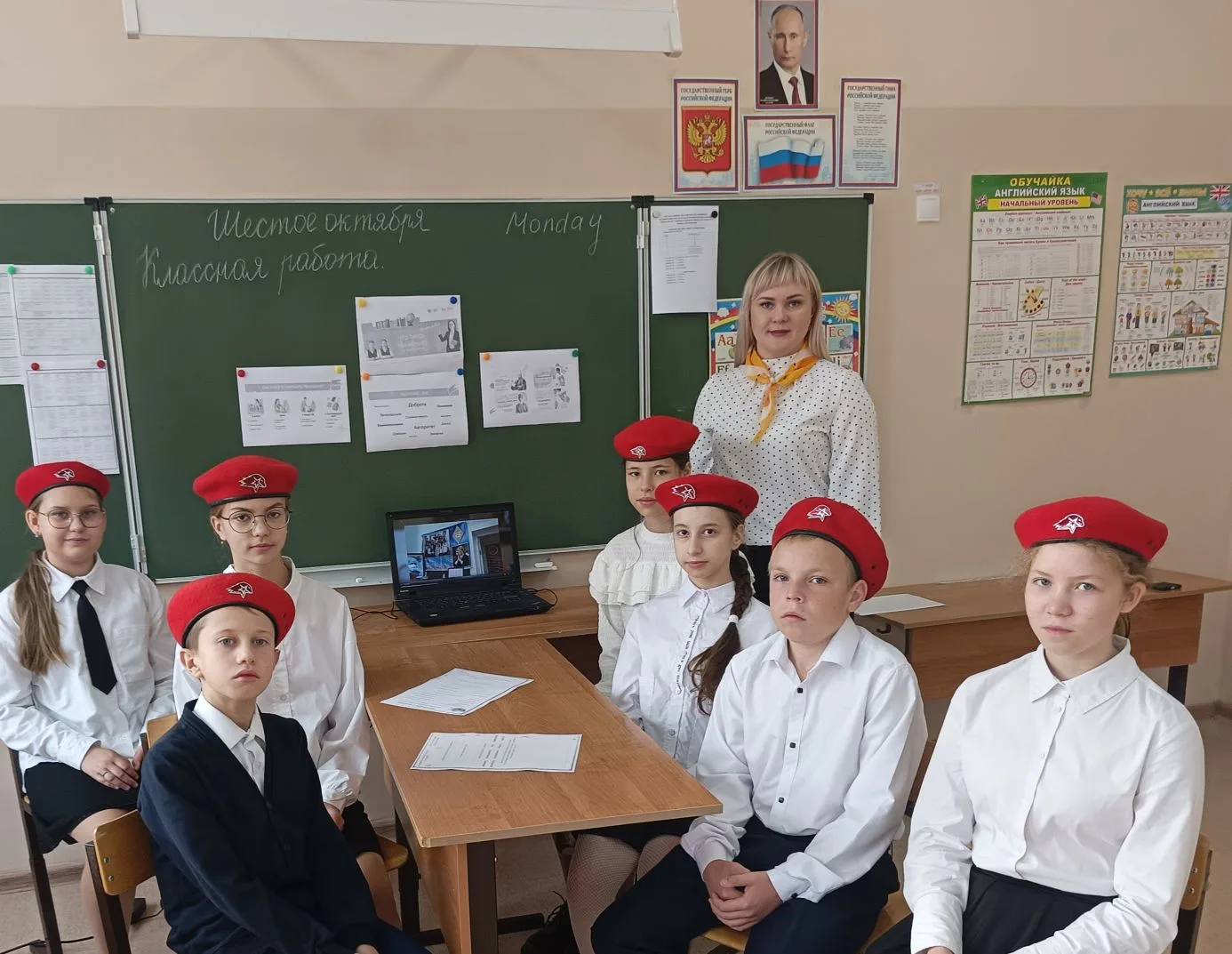 Торжественная церемония выноса и поднятия Государственного флага Российской Федерации