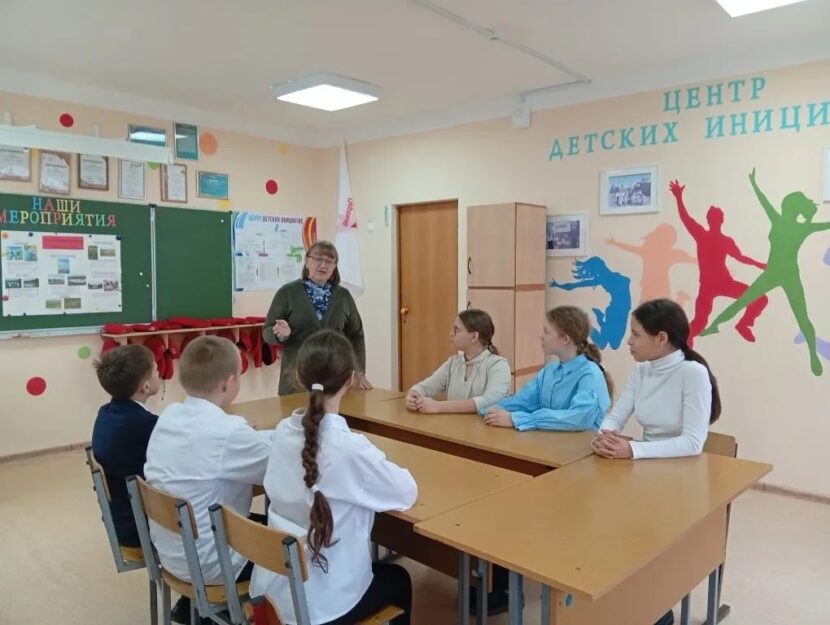 Наши любимые песни из мультфильмов Сегодня ребята из школьного хора «Веселые нотки» продолжили знакомство с миром музыки и узнали, как люди научились записывать музыку, какую роль играет музыка в мультфильмах. Они оценили свои знания песен из замечательных мультфильмов при помощи музыкальной викторины "Наши любимые песни из мультфильмов". Самые лучшие песни для детей можно найти в мультфильмах. Они учат нас добру, воспитанности, умению дружить и помогать близким. Дети с большим удовольствием слушали песни и отгадывали их названия и героев мультфильмов. Все вместе исполняли любимые песни, легко и задорно подпевали любимым героям. Музыкальная викторина очень понравилась ребятам. Она прошла весело и интересно.