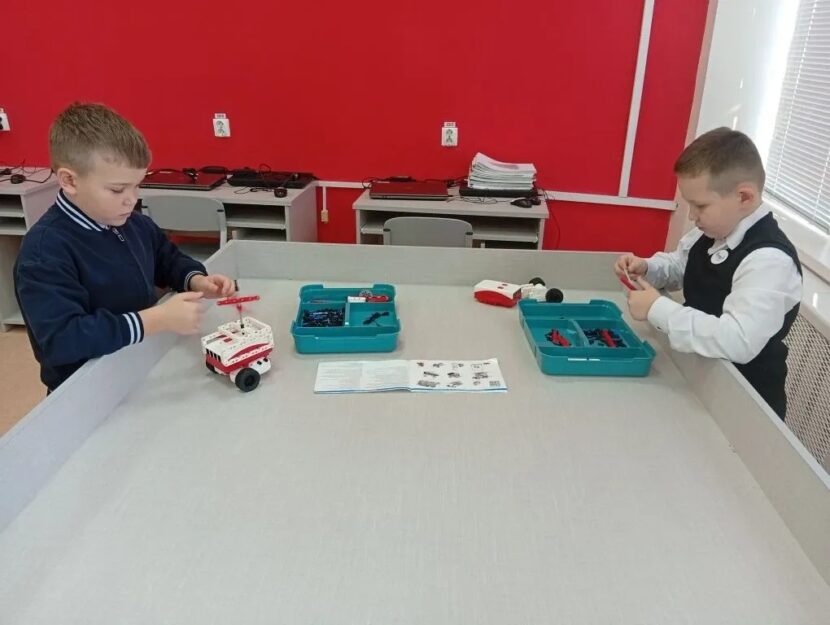 занятие по робототехнике на тему: «Сборка механизмов без участия двигателей и датчиков по инструкции» с учащимися 2 класса