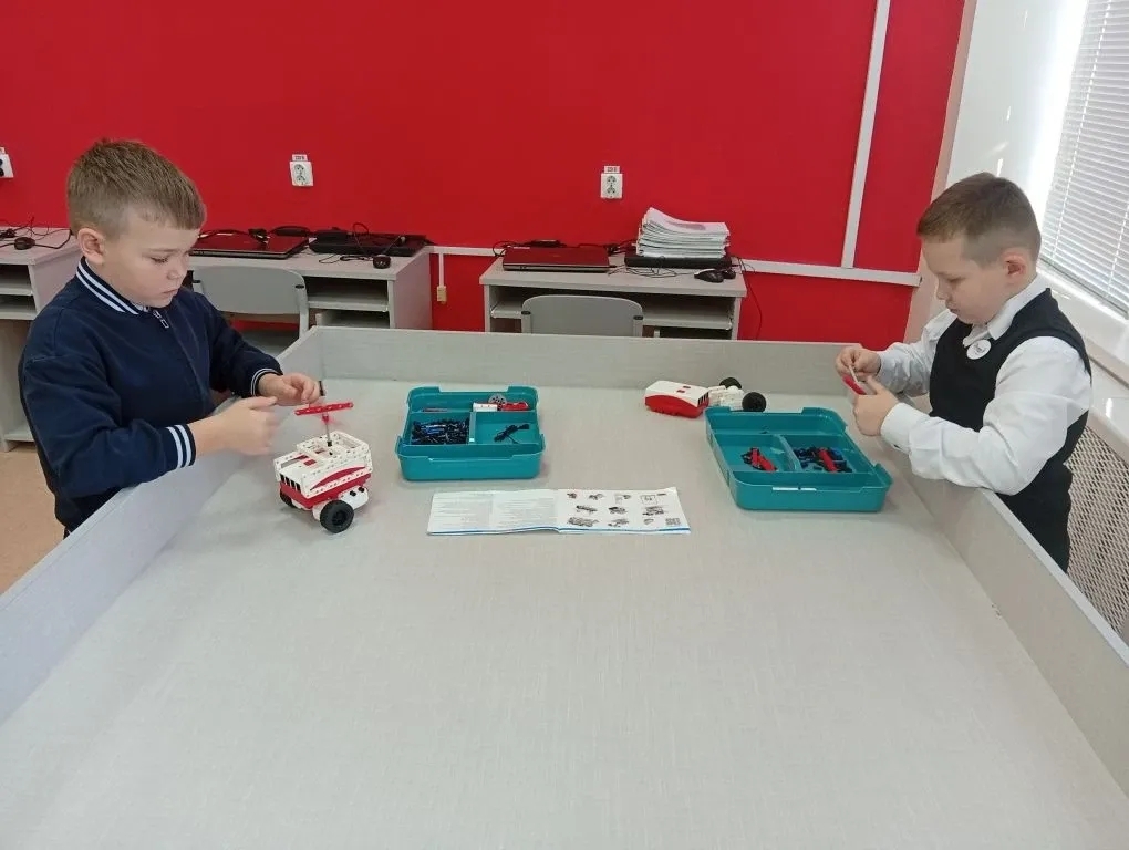 занятие по робототехнике на тему: «Сборка механизмов без участия двигателей и датчиков по инструкции» с учащимися 2 класса