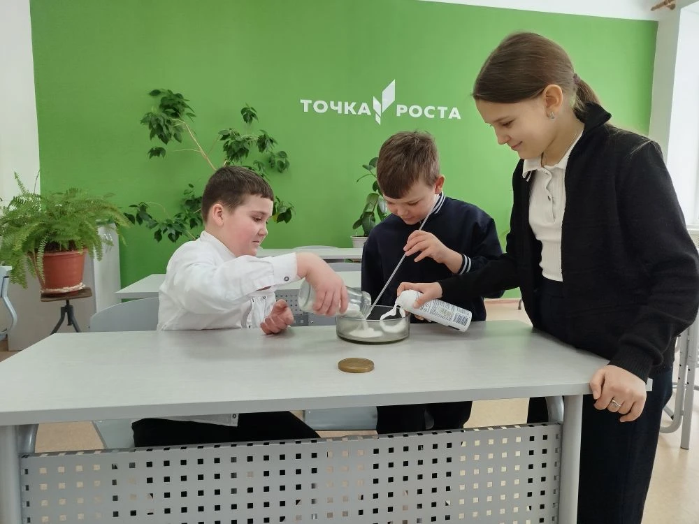 11 февраля на базе центра «Точка роста» школы поселка Кутузовский, открытого в 2022 году в рамках реализации национального проекта «Образование», прошёл классный час в начальных классах на тему: «Искусственный снег». 